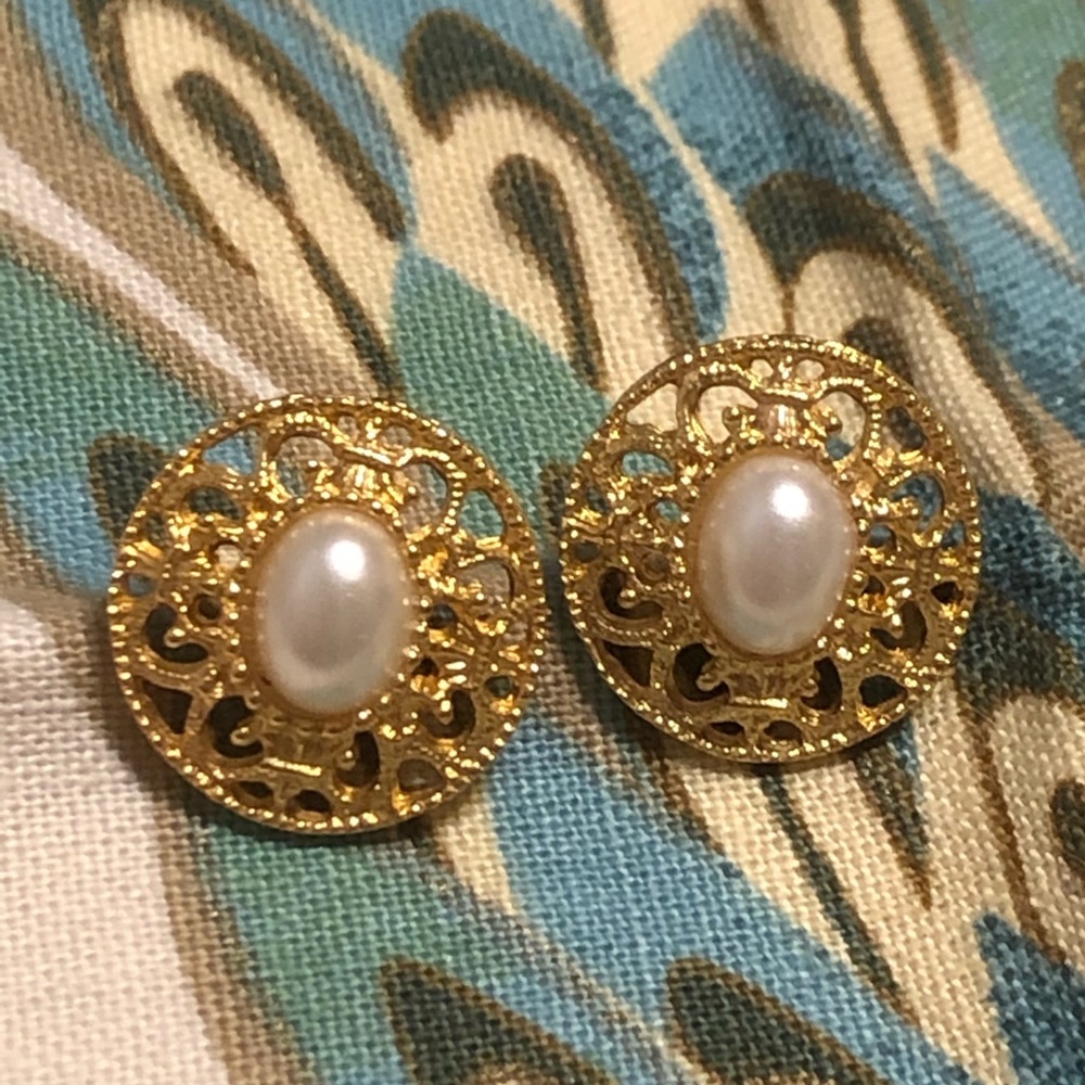 Pearl gold earrings